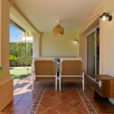 Vivi Homes -villa Alpetona Private Pool, Garden & Terrace 别墅 Sitio de Calahonda