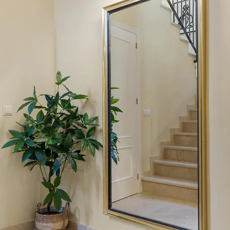 Vivi Homes -villa Alpetona Private Pool, Garden & Terrace 别墅