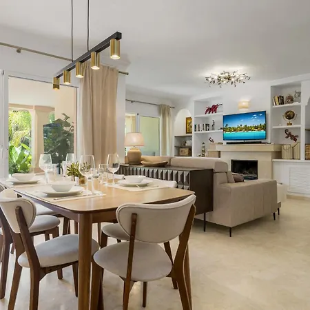 Vivi Homes -villa Alpetona Private Pool, Garden & Terrace 别墅