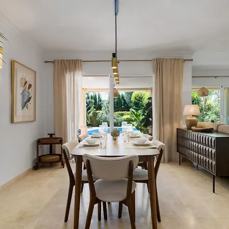 Vivi Homes -villa Alpetona Private Pool, Garden & Terrace 别墅 *