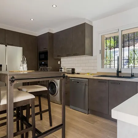 Vivi Homes -villa Alpetona Private Pool, Garden & Terrace