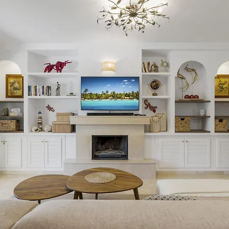 Vivi Homes -villa Alpetona Private Pool, Garden & Terrace * Sitio de Calahonda