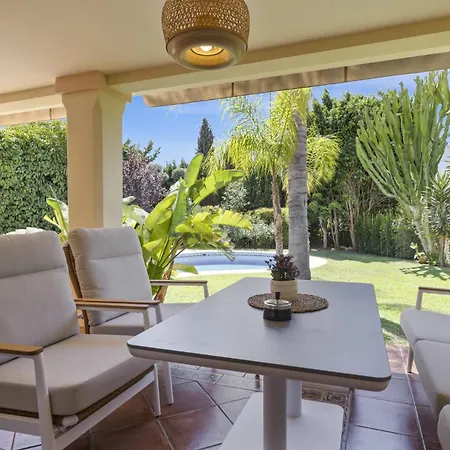 Vivi Homes -villa Alpetona Private Pool, Garden & Terrace 别墅 *
